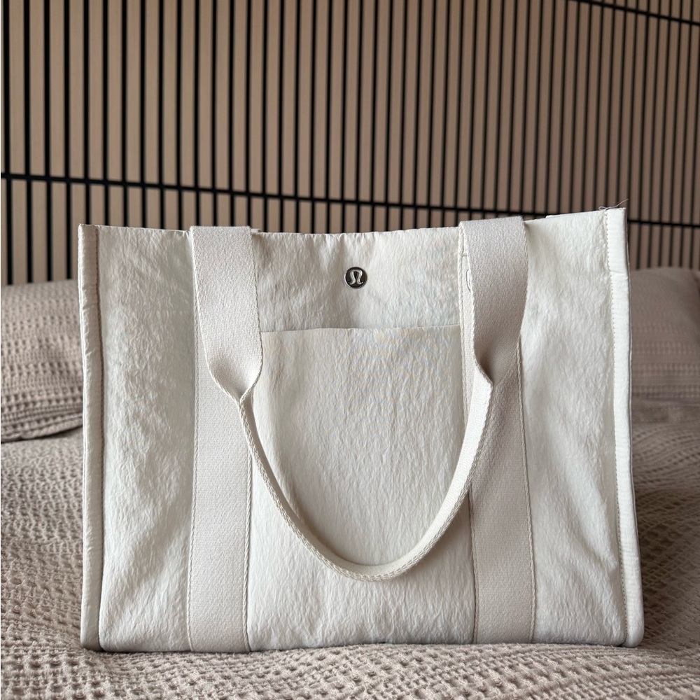 Lululemon boxy tote bag 10L in White!